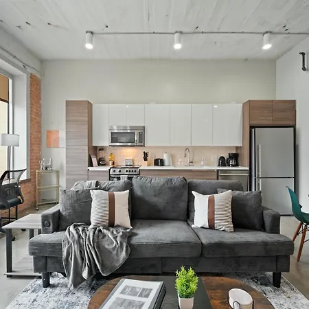Stunning Downtown Apartment With Pool, Laundry, Parking